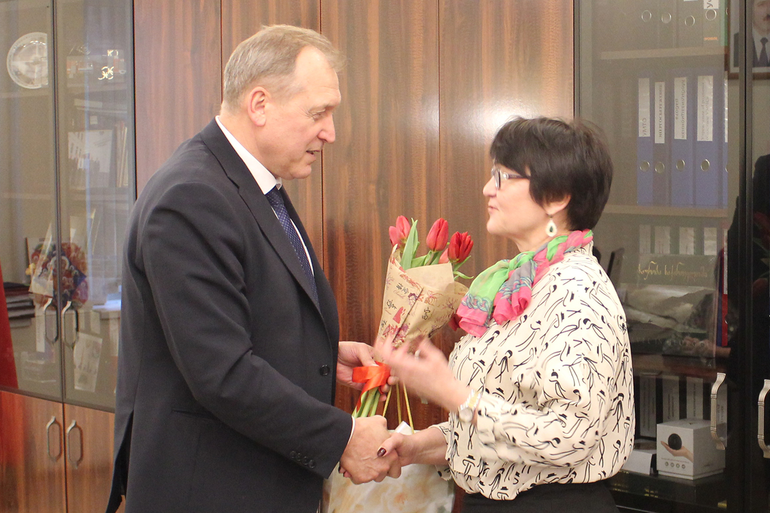 Владимир Ващенко поздравил Маргариту Андриенко с 8 марта
