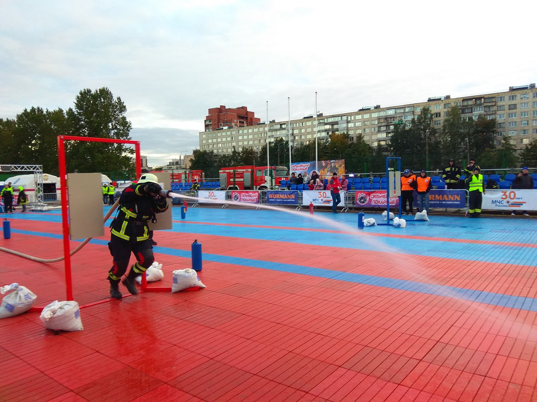 Спасатели из Беларуси в первый день соревнований "Сильнейший пожарный-спасатель" в Санкт-Петербурге заняли все призовые места