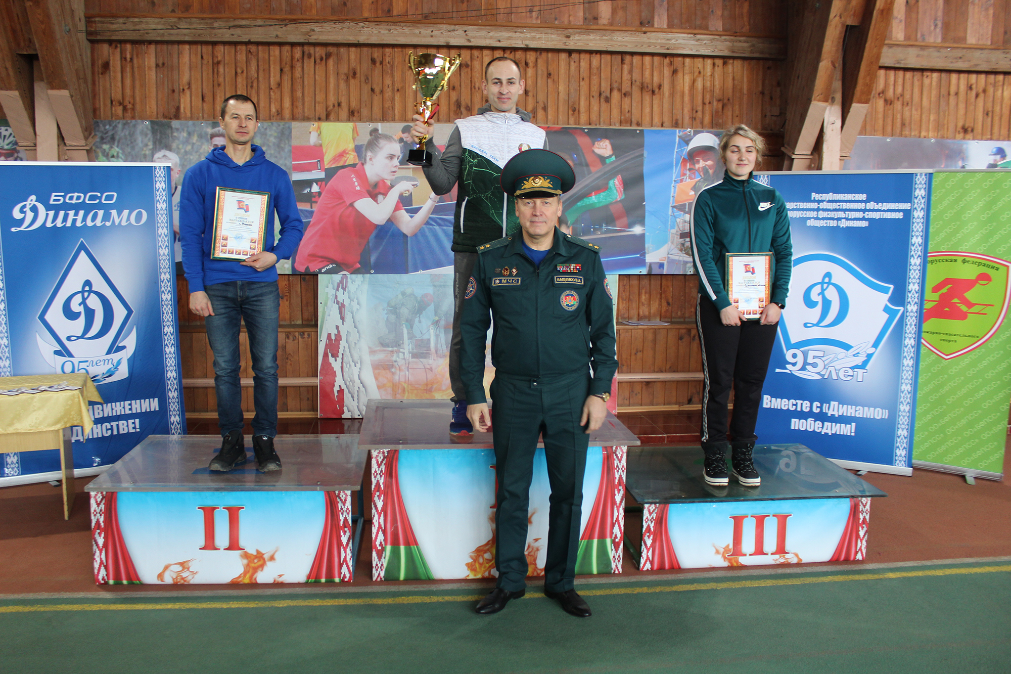 Владимир Ващенко наградил победителей соревнований по пожарно-спасательному спорту