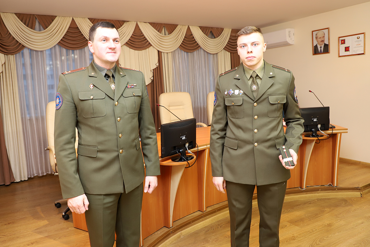 Сергей Лапанович присвоил Виталию Бобру очередное специальное звание «старший лейтенант внутренней службы»